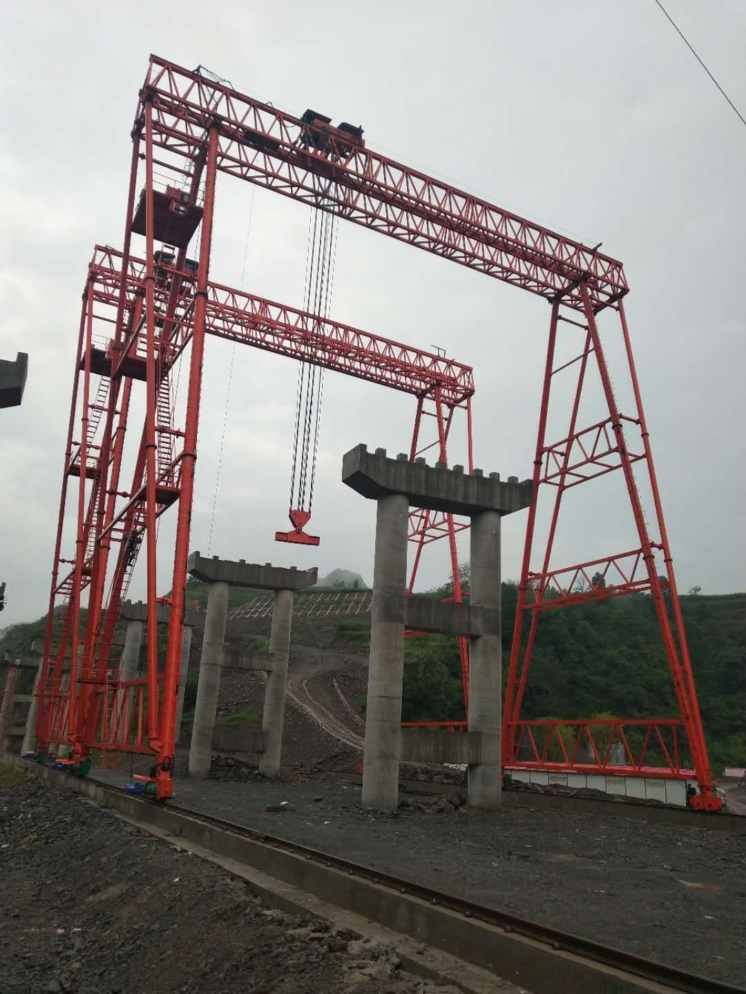 中鐵四局貴陽(yáng)項(xiàng)目，MG100噸-32米跨38米高龍門吊