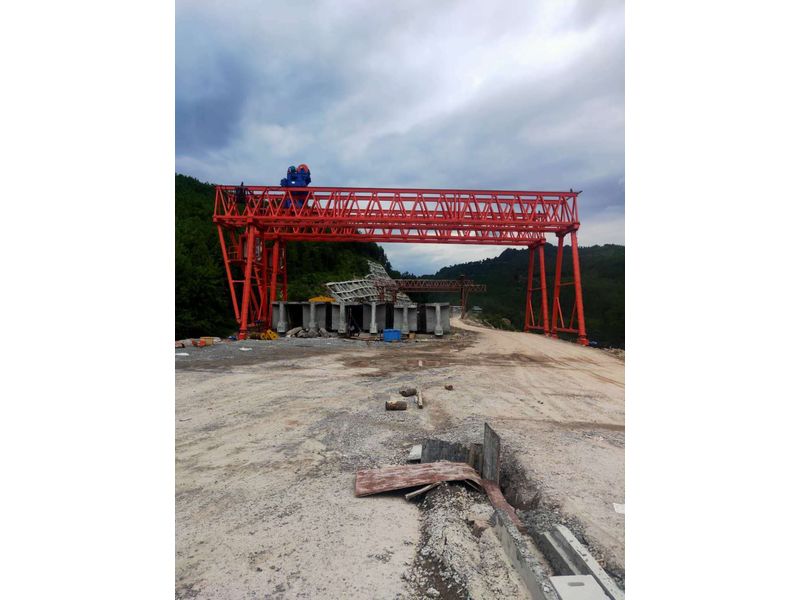 重慶匯森路橋工程建設(shè)有限公司，巴萬(wàn)高速三標(biāo)項(xiàng)目部采購(gòu)高遠(yuǎn)重型MG100/10-24m-9m龍門吊兩臺(tái)，設(shè)備發(fā)貨出廠