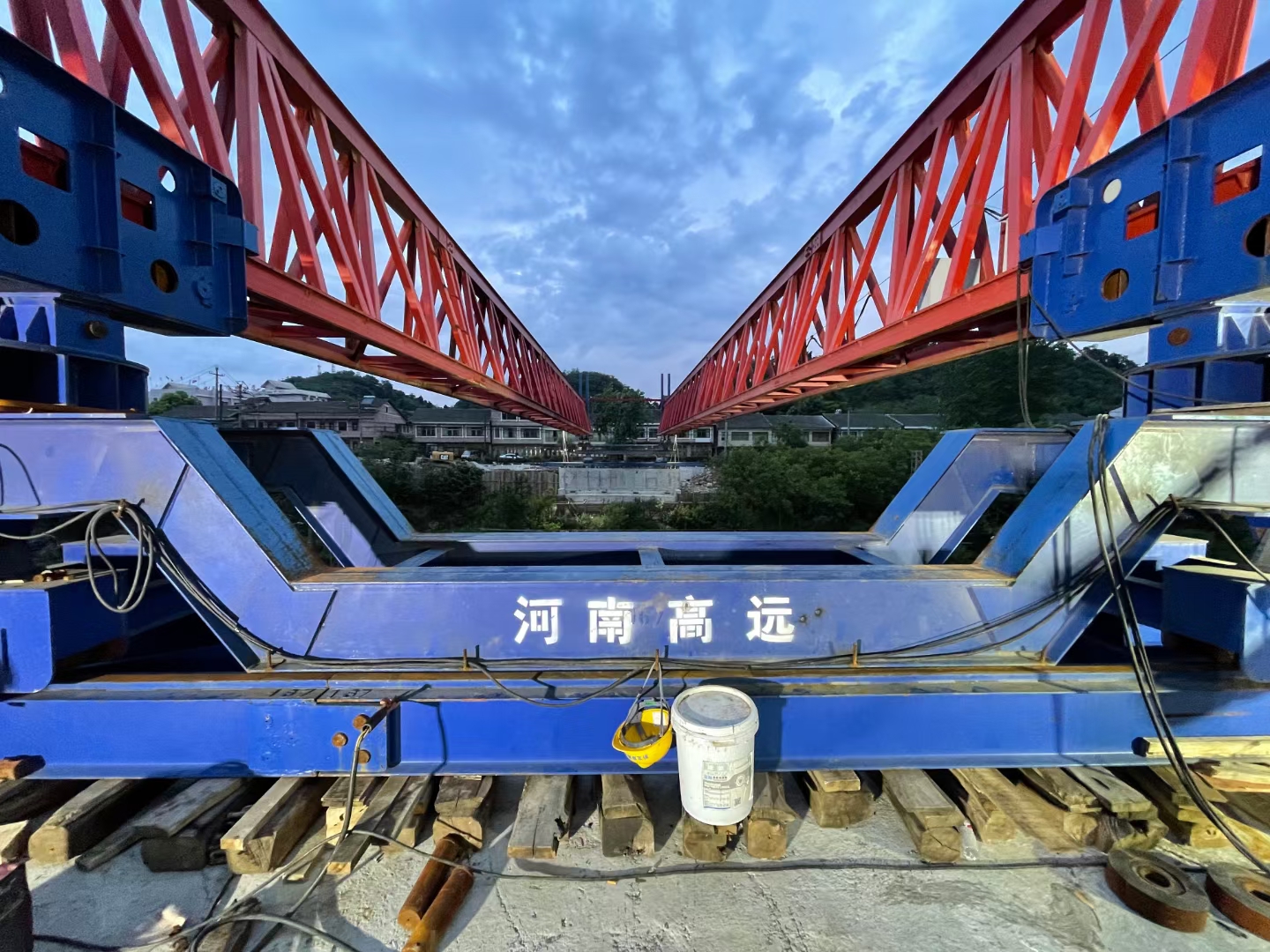 架橋機(jī)安裝人員要嚴(yán)格按照安裝計(jì)劃，要對(duì)參與安裝的所有人員進(jìn)行培育